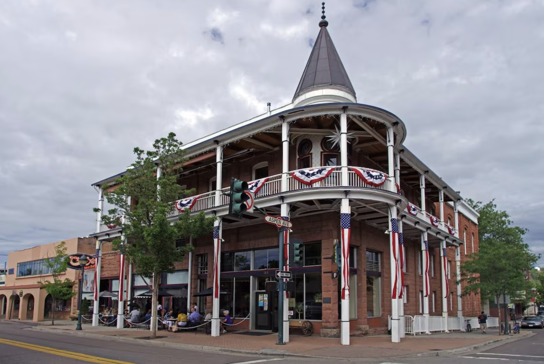 photo of a historic hotel in flagstaff az
